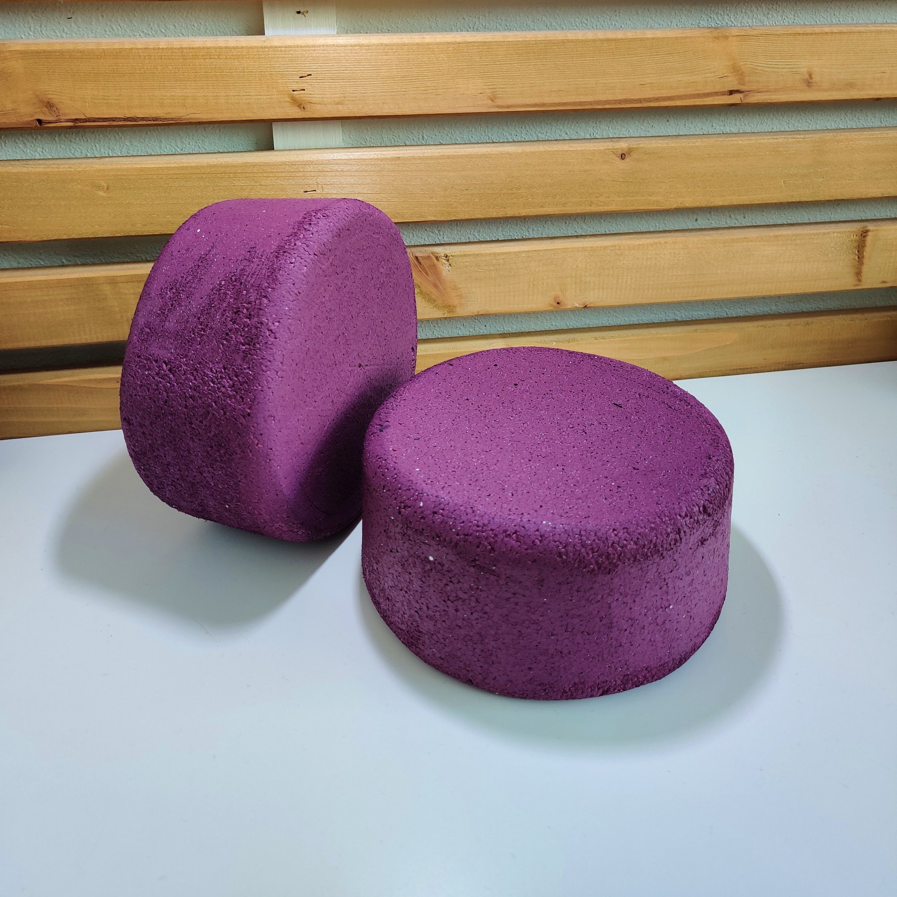 Realizzazione di formaggi in polistirolo da esposizione di colore viola