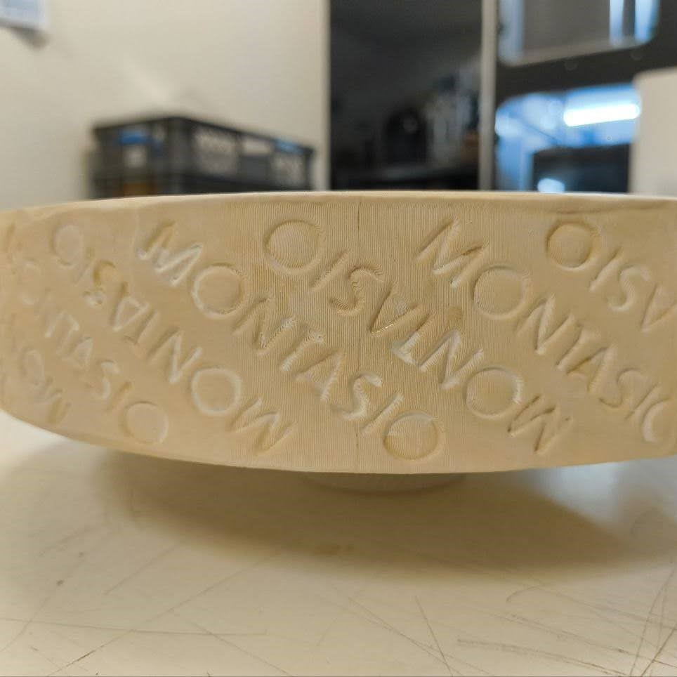 Realizzazione di una forma di formaggio montasio